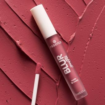 Image du produit essence BLUR soufflé matte lip cream rouge à lèvres (05 Crush Hour)
