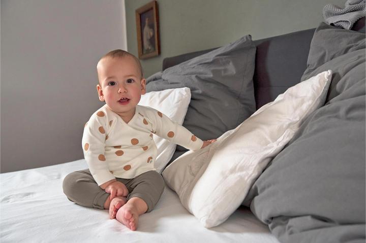 Produktbild Lässig Langarm-Body Punkte Milky Gr. 86/92 (86, 92)