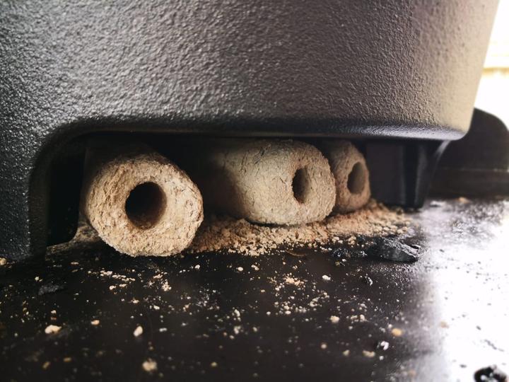 Produktbild Outdoorchef Dutch Oven 04 - 3,8 Liter - inkl. Starterset mit Gusseisen-Pflege, Ringreiniger, Deckelh