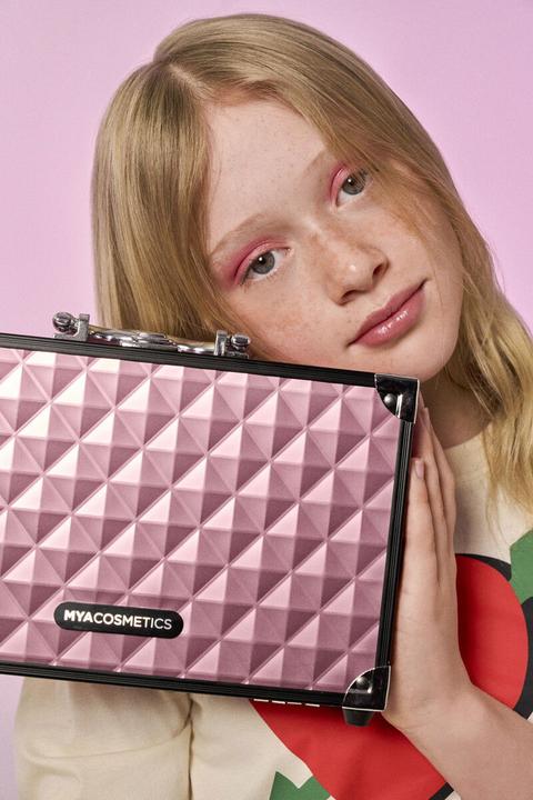 Produktbild MYA Cosmetics Mya Travel Bon Voyage Pink/Black Maletin 24 Sombras + 3 Colorete + Iluminador