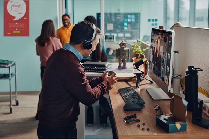 Actual product image Poly Voyager Focus 2 (Wireless, USB-C)