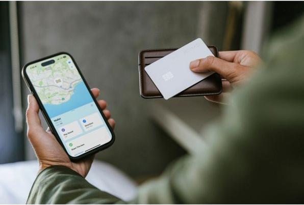 Actual product image Nomad Tracking Card Pro - Find My White (Apple)