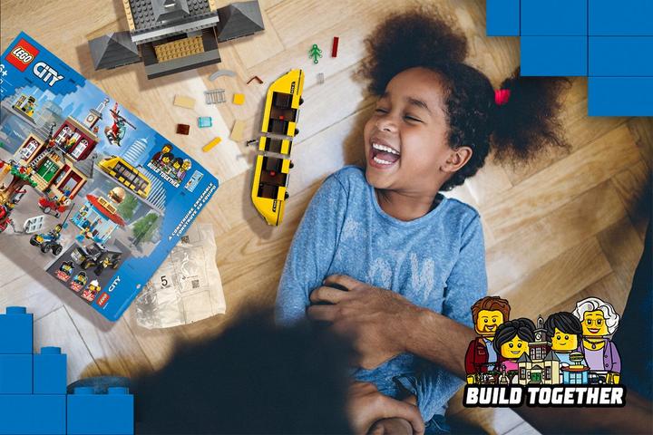Actual product image LEGO City square (60271, LEGO City)
