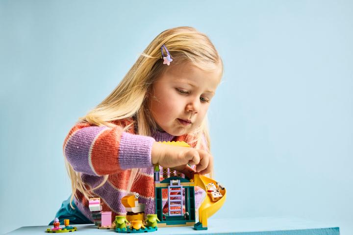 Produktbild LEGO Bluey und Chloe auf dem Spielplatz (11201, LEGO Bluey)
