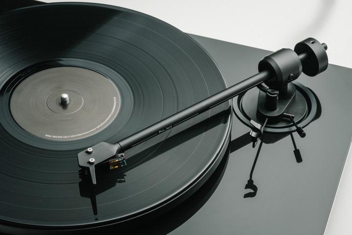 Immagine prodotto Pro-Ject E1.2 + Pick It MM E - Hochglanzschwarz / Plattenspieler / Gurt / Cinch-Kabel 1,23 m (Manuale)