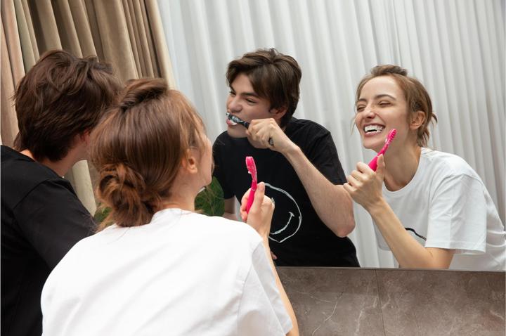 Actual product image Foreo Sonic Toothbrush Issa 3 Fuchsia (Sonic toothbrush)