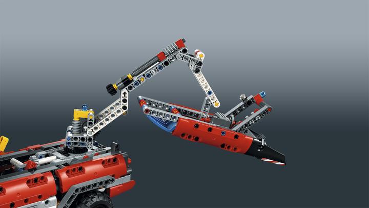 Actual product image LEGO Technic airport fire engine (42068, LEGO Technic)