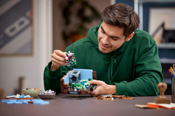 Actual product image LEGO The Crafting Table (21265, LEGO Minecraft)