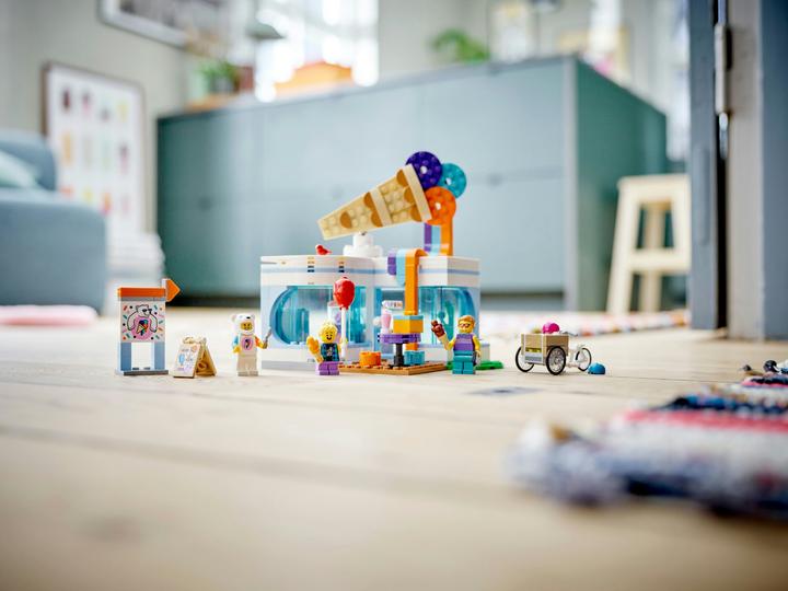 Actual product image LEGO Ice cream parlour (60363, LEGO City)