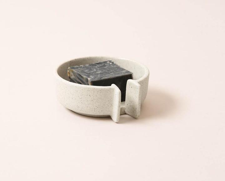 Image du produit Esmée Porte-savon en céramique avec écoulement, beige moucheté de noir et intérieur émaillé, Ø 10 cm