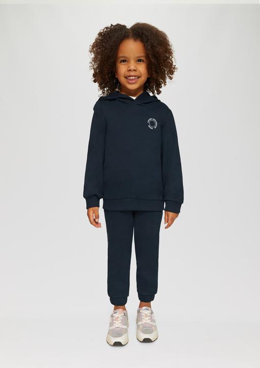 Actual product image S.Oliver Sweatshirt Unisex Kapuzen-Sweatshirt mit Rippbündchen und kleinem Print-Detail (92)
