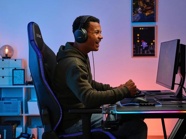 Produktbild Trust GXT 709 Luminus Gaming LED-Schreibtisch