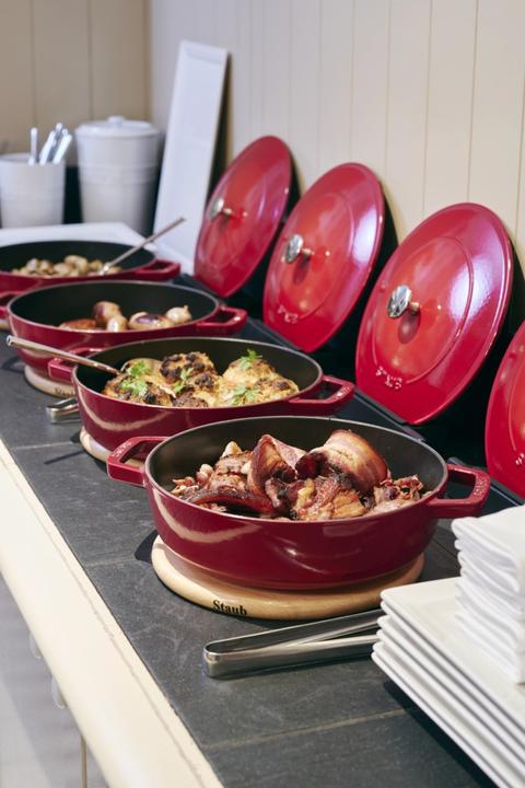 Actual product image Staub Schmorpfanne Chistera 24cm, Kirsch-Rot, Gusseisen (24 cm, Casserole + Stewpot, Cast iron)