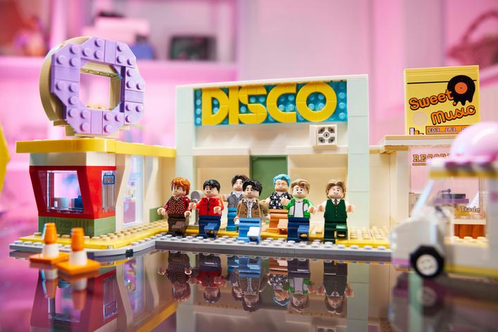 Image du produit LEGO Ideas BTS Dynamite (21339, LEGO Ideas, LEGO difficiles à trouver)