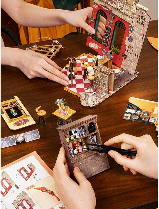 Actual product image Robotime 3D Puzzle Cheers Bar und Dining, Motiv: Landschaft