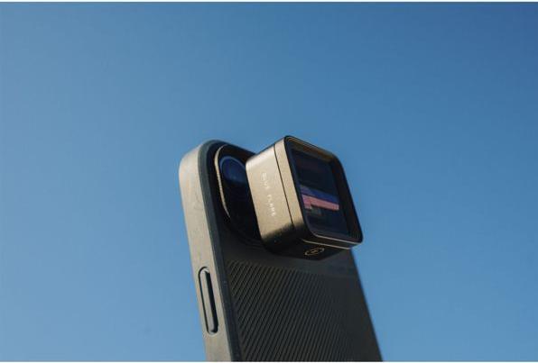 Actual product image Moment 1.33x Anamorphic Lens - Blue Flare - T-Series