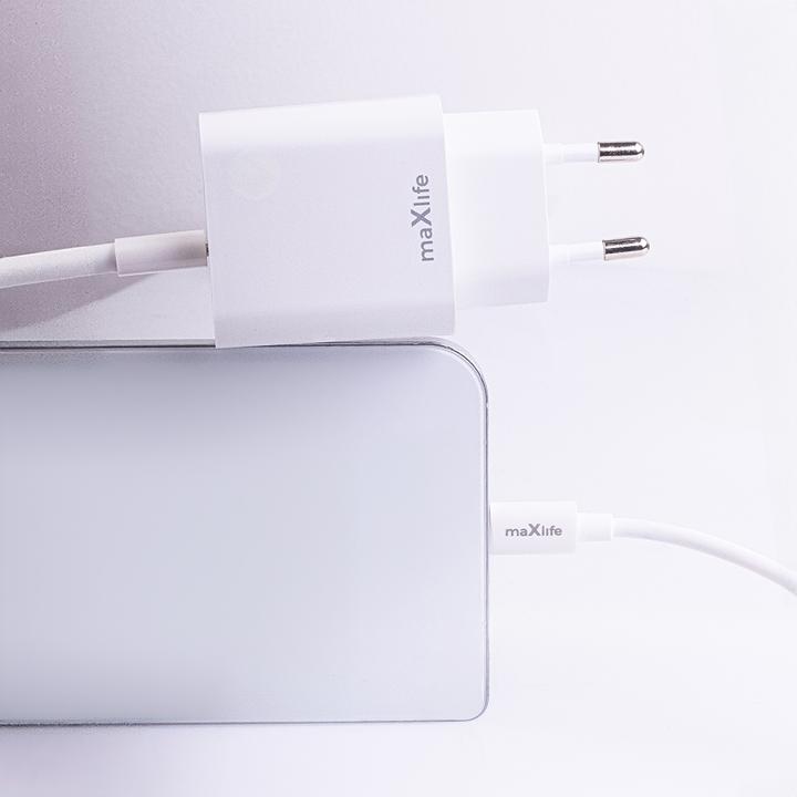 Actual product image Maxlife MXTC-06 PD QC charger 1x USB-C 1x USB 20W white + USB-C - Lightning cable 20W (20 W, 2 ports)