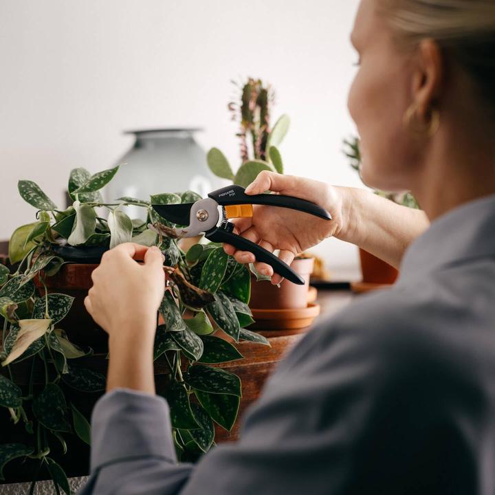 Actual product image Fiskars Solid bypass garden shears P121