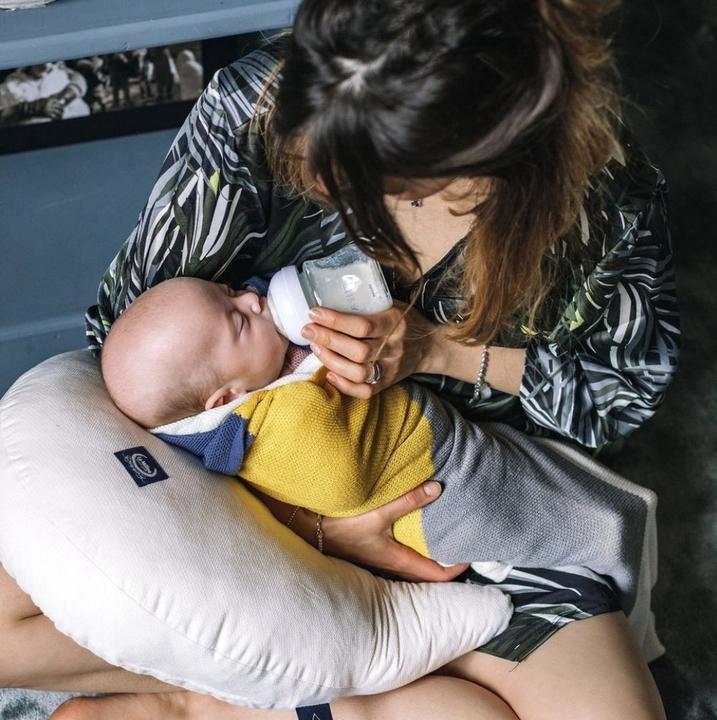 Produktbild La Millou Nursing pillow Chic chick Velvet touch - Raffaelo (50 cm)