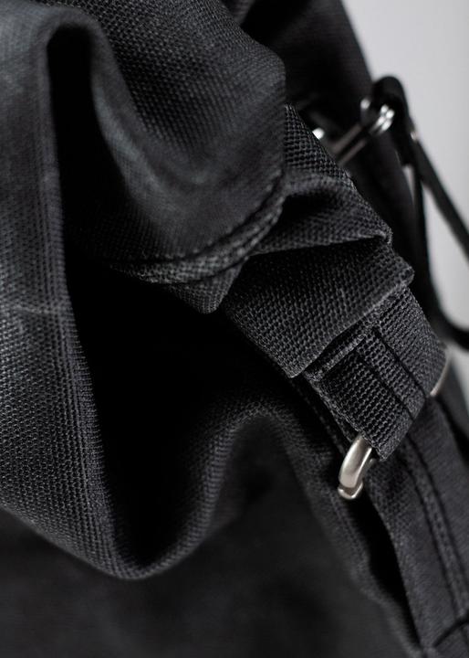 Produktbild Qwstion Roll Pack – Waxed Black - Waxed Black (20 l)