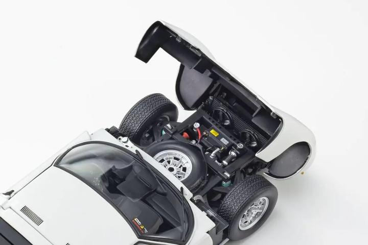 Produktbild Kyosho Sportwagen Lamborghini Miura P400, White-Silver 1:18