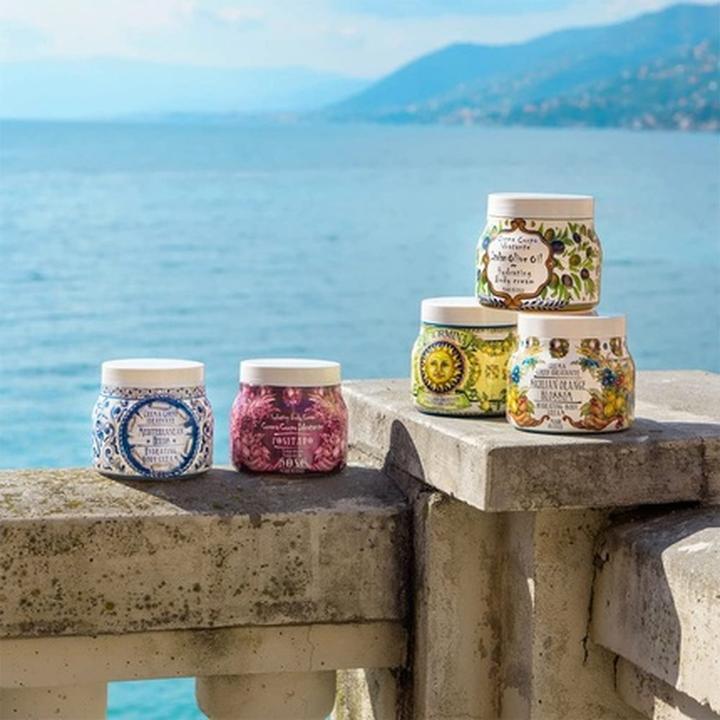 Actual product image L'erbolario Le Maioliche RIVIERA Moisturizing Body Cream 450ml Made in Italy - Patchouli, Vanilla, Nashi Pear, J (Body cream, 450 ml)