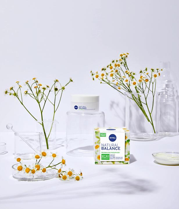 Immagine prodotto NIVEA Crema idratante con camomilla biologica, olio di jojoba e mandorla, per pelli da giorno, secche e