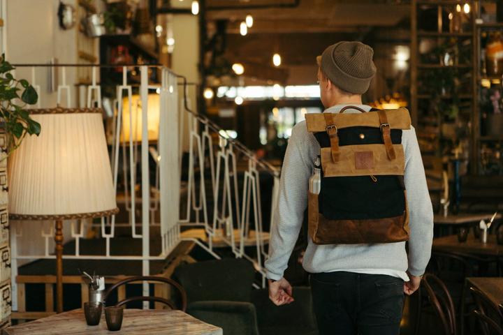 Only-Bags.Store Roll Top Backpack, strapazierfähiger Lederrucksack, stilvolle 17in Laptop-Tasche, ästhetische grosse (27 l)