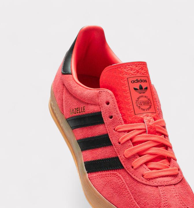 Lucid Red, gold metallic, Core Black