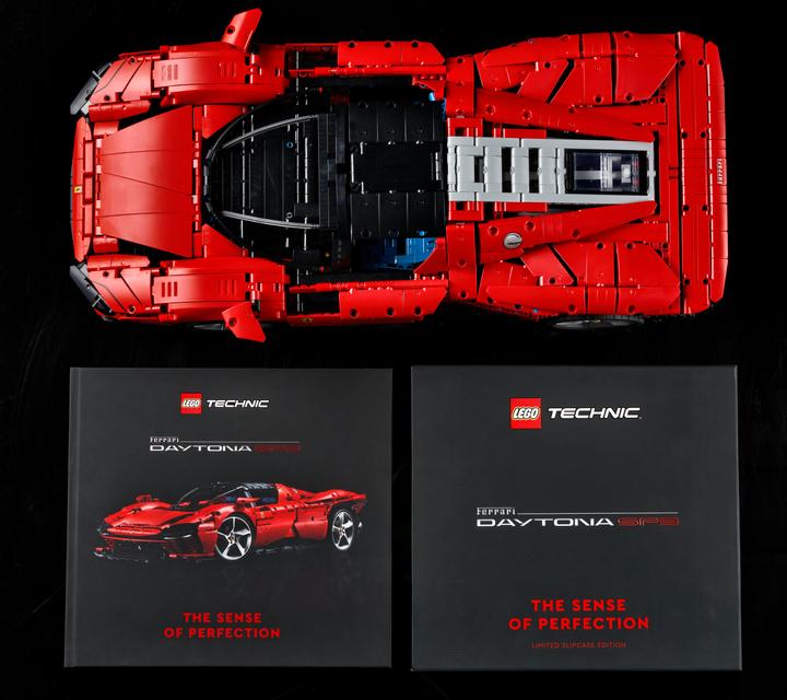 Actual product image LEGO Ferrari Daytona (42143, LEGO Technic)