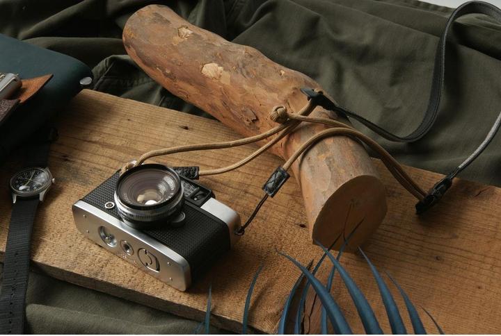 Actual product image Artisan & Artist Flynn Camera Strap (Neck belt)