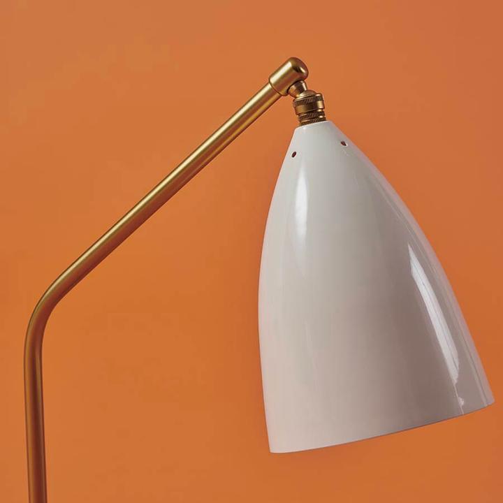 Actual product image Gubi Gräshoppa table lamp Glossy Alabaster White/Brass (E14)