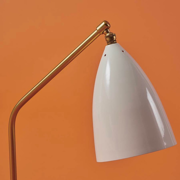 Produktbild Gubi Gräshoppa Tischleuchte Glossy Alabaster White/Brass (E14)