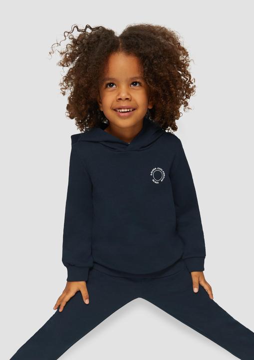 Actual product image S.Oliver Sweatshirt Unisex Kapuzen-Sweatshirt mit Rippbündchen und kleinem Print-Detail (92)