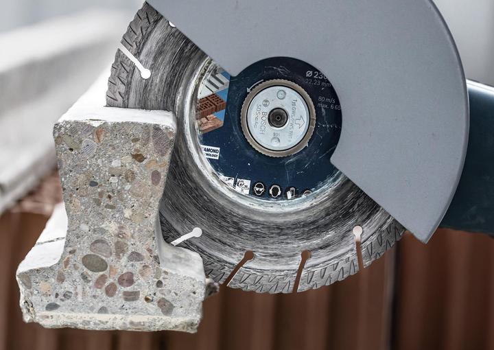 Produktbild Bosch Professional Zubehör EXPERT MultiMaterial Diamanttrennscheiben, 150 x 22,23 x 2,4 x 12 mm