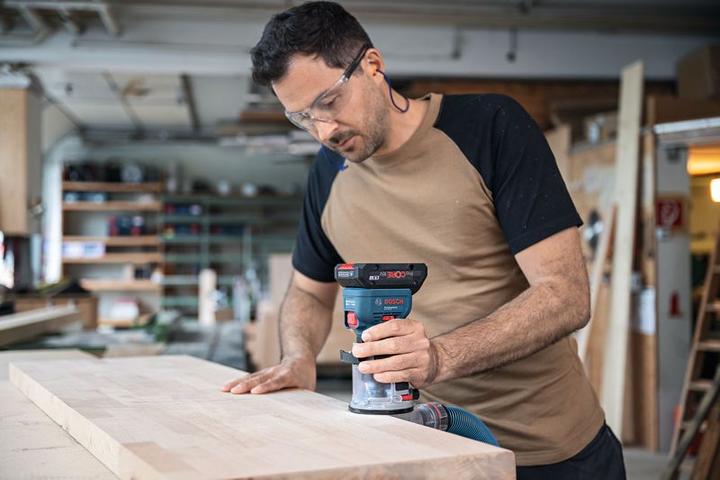 Productafbeelding Bosch Professional Kantenfrees GKF 18V-8 Professional solo, 18Volt (blauw/zwart, zonder accu en lader)