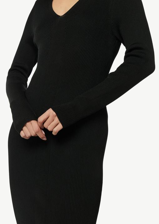 Actual product image Comma Kleid Geripptes Slim-Fit-Kleid mit V-Ausschnitt (46)