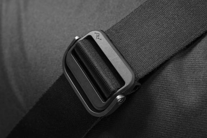 Actual product image Peak Design Everyday Messenger 13L camera bag, black (Camera shoulder bag, 13 l)