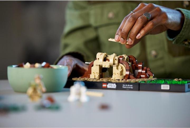 Actual product image LEGO Jedi Training on Dagobah - Diorama (75330, LEGO Star Wars)