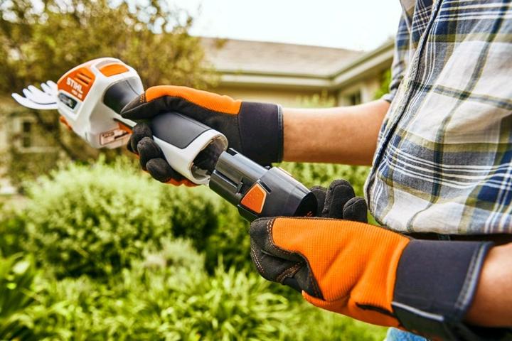 Productafbeelding Stihl Accu gras- en struikschaar HSA 26 - met accu AS2 en lader AL1 (Oplaadbare batterij)