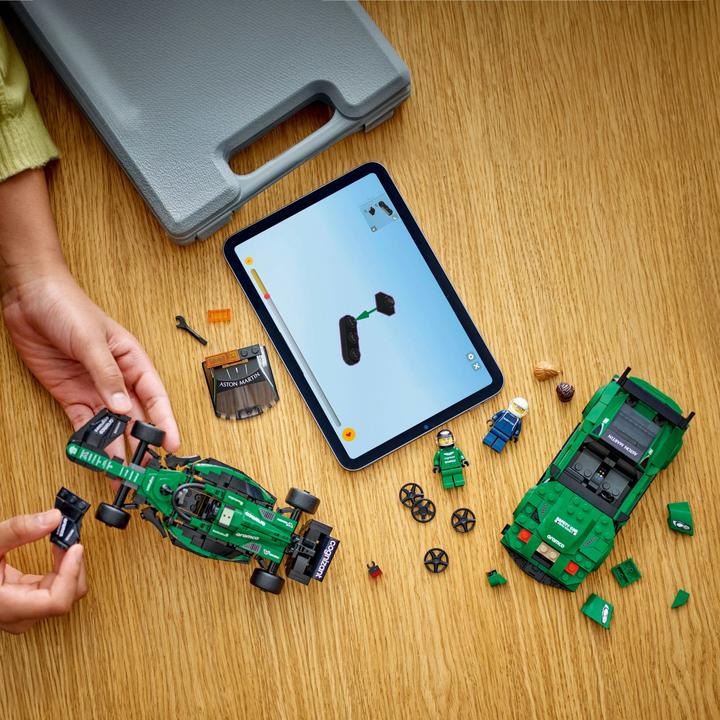 Actual product image LEGO Aston Martin Safety Car & AMR23 (76925, LEGO Speed Champions)