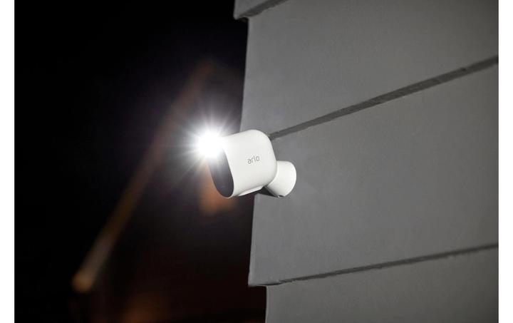 Actual product image Arlo Pro 4 Spotlight VMC4350P-100EUS Set of 3 (2688 x 1520 pixels)