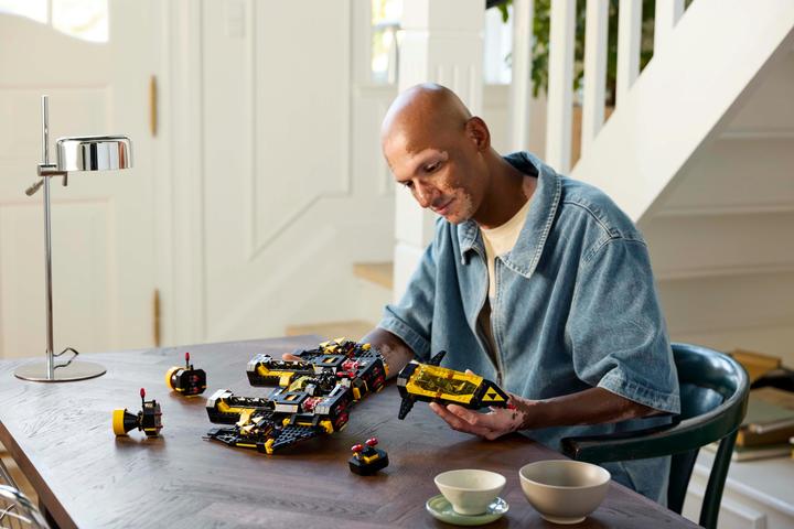 Actual product image LEGO Blacktron Renegade (10355, LEGO Icons, LEGO Rare Sets)