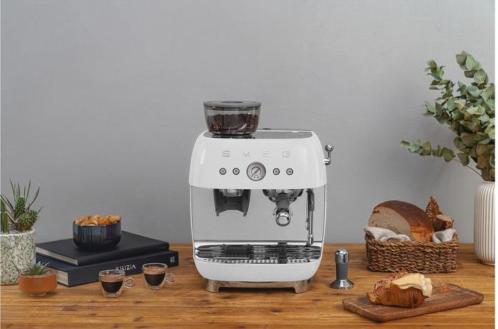 Image du produit Smeg EGF03WHEU Machine à café espresso, Style 50s, blanc