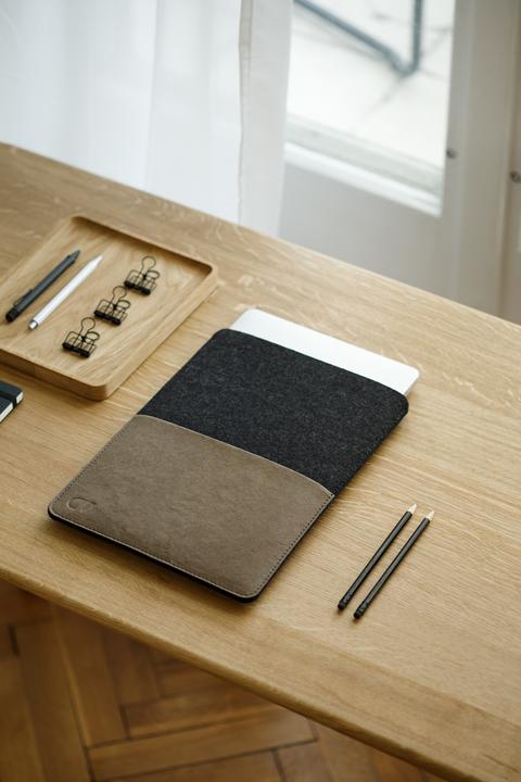 Actual product image Oakywood Felt MacBook Sleeve - sleeve for MacBook - color Anthracite / MacBook Pro 13” - (Apple)
