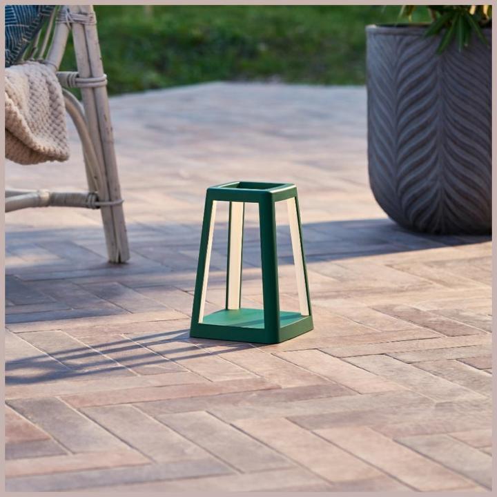 Actual product image Lexon Lantern Lampa LED z ładowarką indukcyjną ciemnozielony/dark green LH94DG1