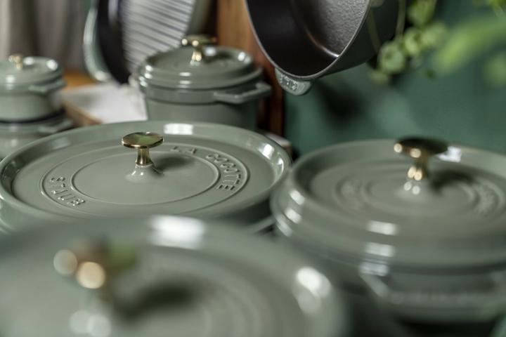 Actual product image Staub Cocotte 28 cm, round, eucalyptus, cast iron 6.7l (28 cm, Casserole + Stewpot, Cast iron)
