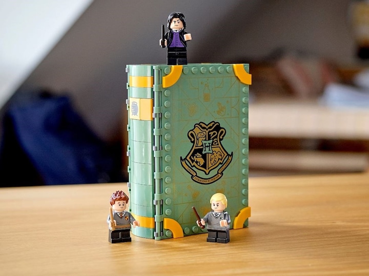 Actual product image LEGO Hogwarts Moment: Potions Class (76383, LEGO Harry Potter, LEGO Rare Sets)