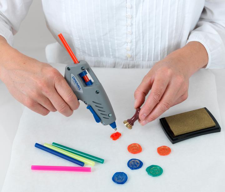Actual product image Dremel Coloured glue sticks GG05