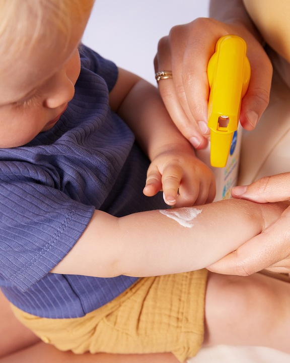 Immagine prodotto NIVEA Sun Babies & Kids Sensitve Protect Trigger (Spray solare, SPF 50, 270 ml, 326 g)